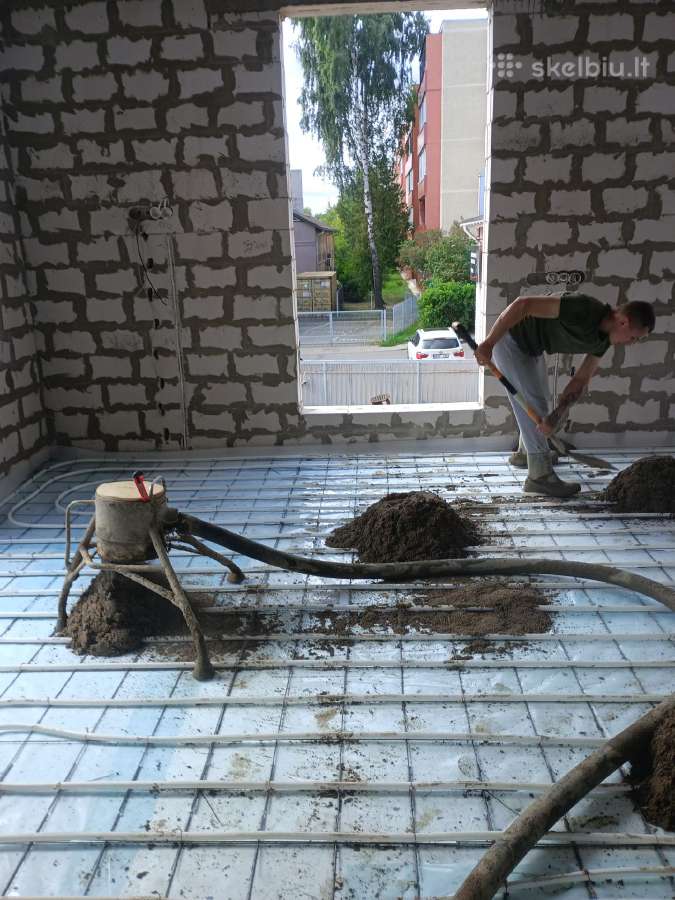 Reikalingi darbuotojai prie betonavimo darbų.