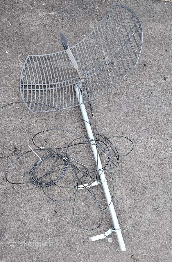 5G 4G antena su stovu ir laidu