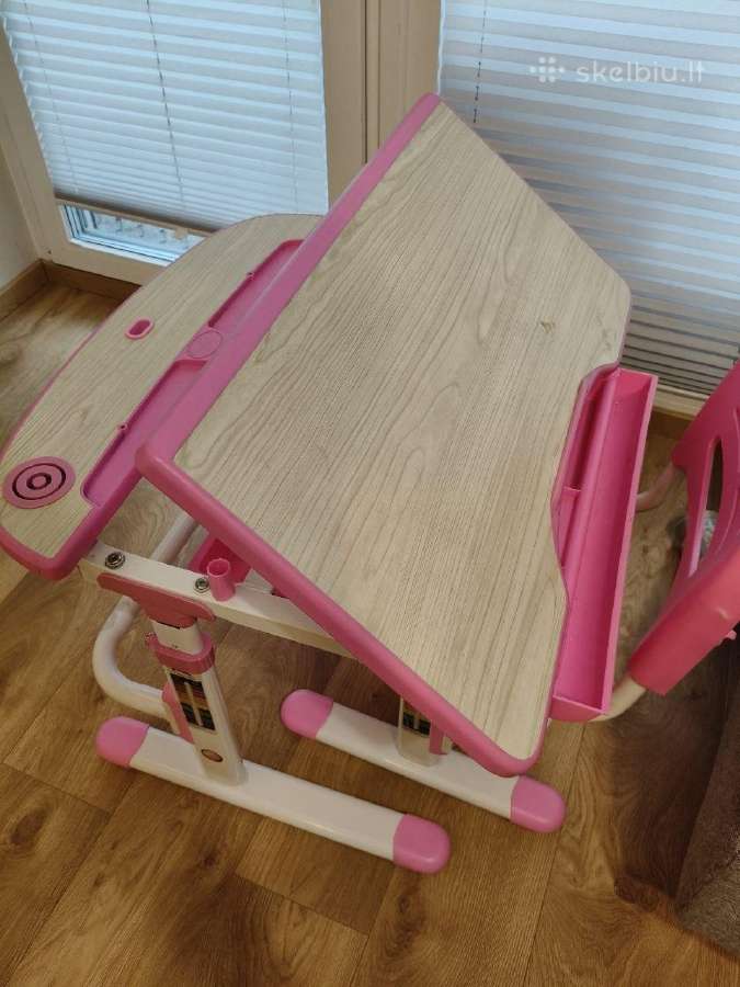Augantis vaikiskas stalas ir kėdė