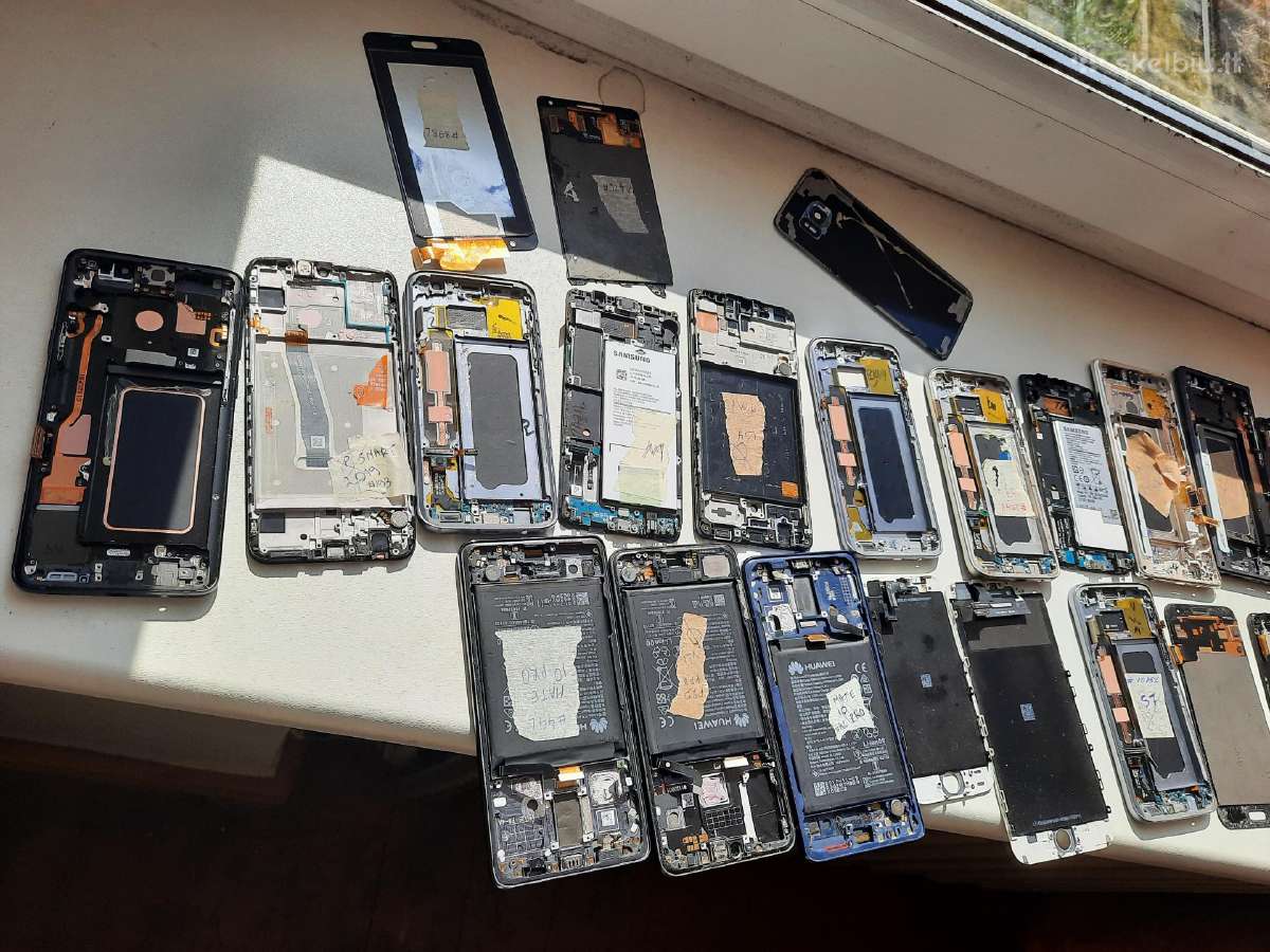 Telefono dalys priekine dalis ekranas baterija