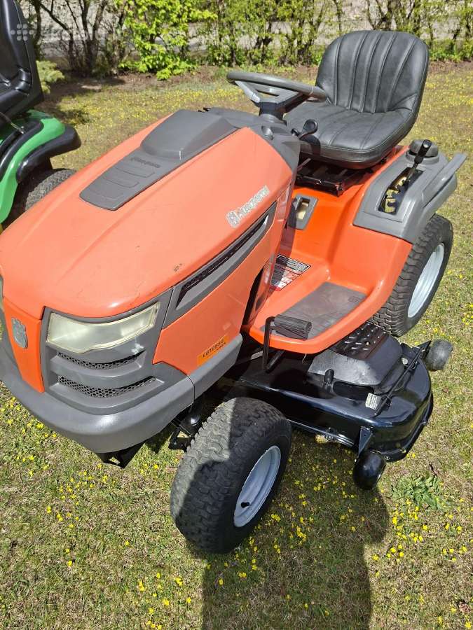 Husqvarna 2 cilindru sodo traktoriukas