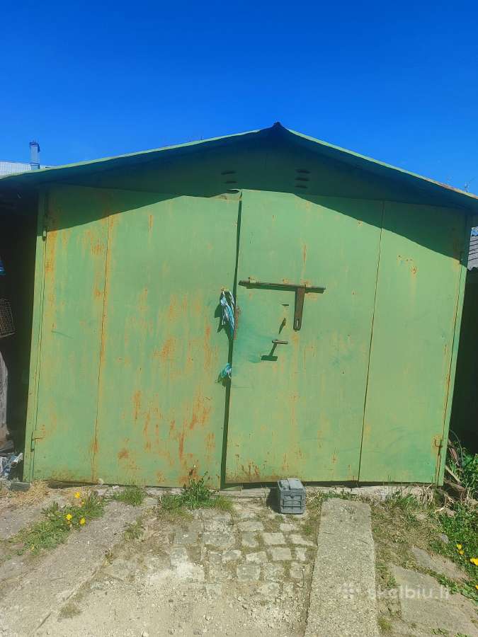 Parduodamas garažas, su mediniu apkalimu viduje