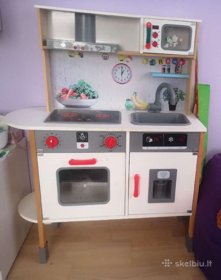 Vaikiška virtuvėlė su indeliais, įrankiais ir kt.
