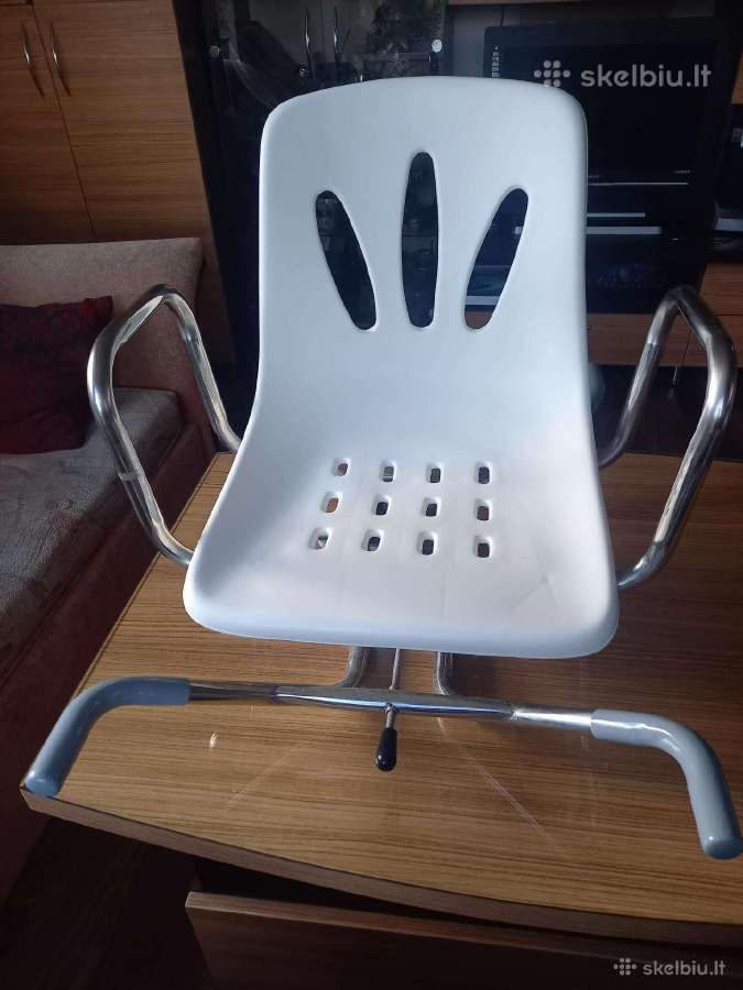 Besisukanti vonios kėdė su porankiais