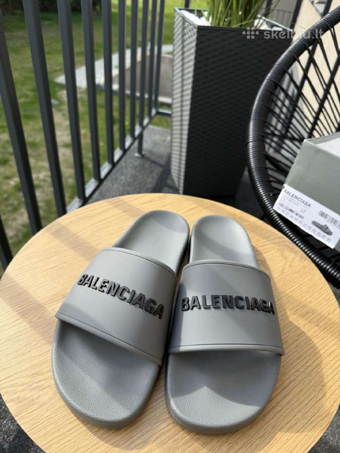Balenciaga slepetes