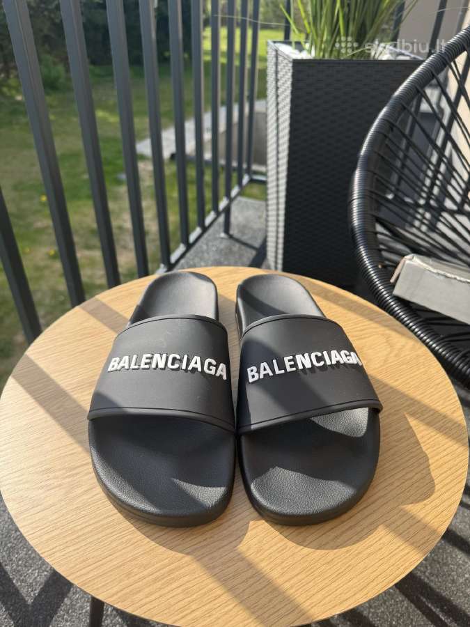 Balenciaga slepetes