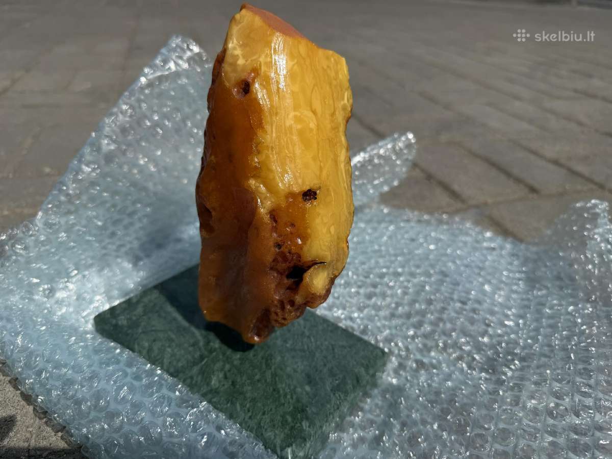 Didele gintaro skulptūrėlė