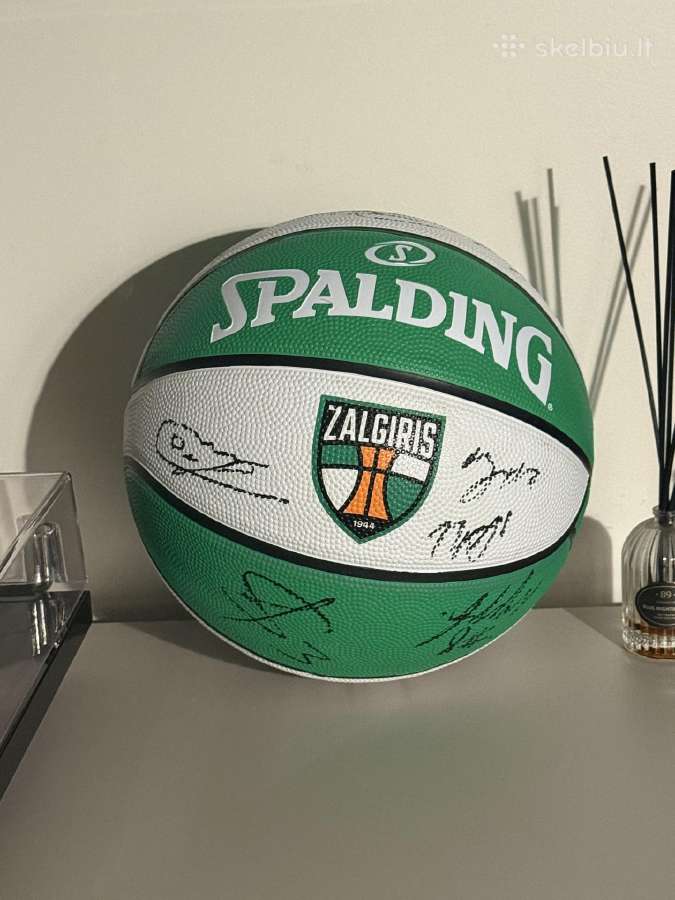 Žalgirio kamuolys su visos komandos parašais