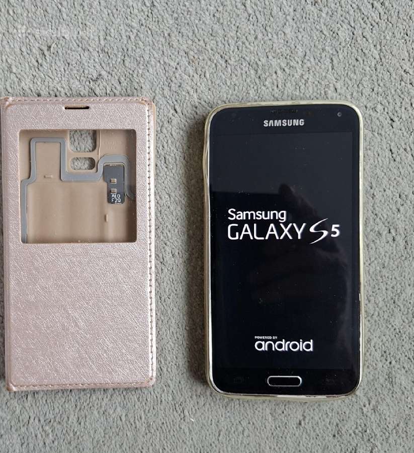 Telefonas Samsung Galaxy S5 su dėklu.