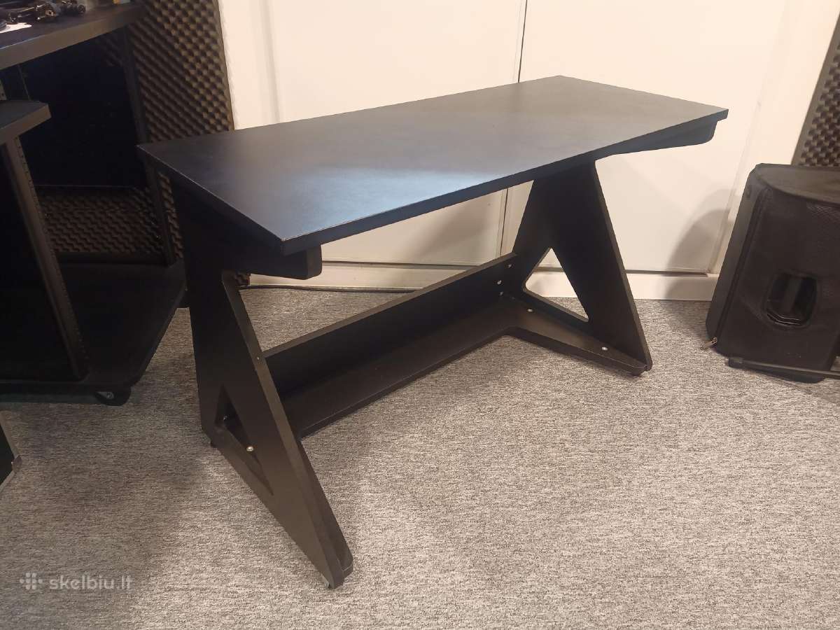 Studijinis staliukas midi klaviatūrai.