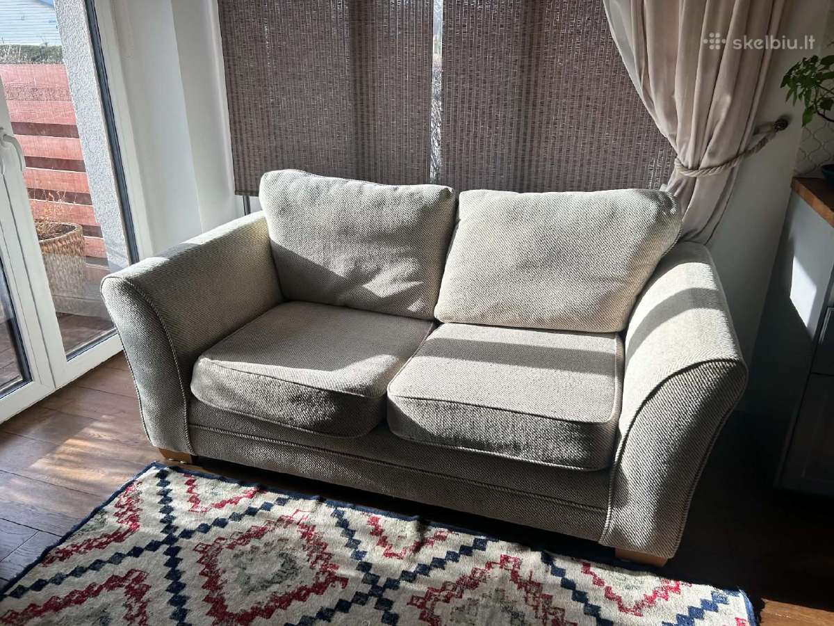 Šviesi sofa