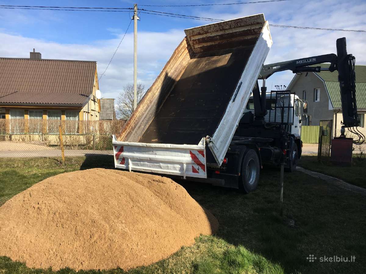 Pristatome žvyrą, smėlį, juodžemį, skaldą.