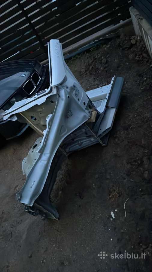 Tesla Model Y lonžeronas