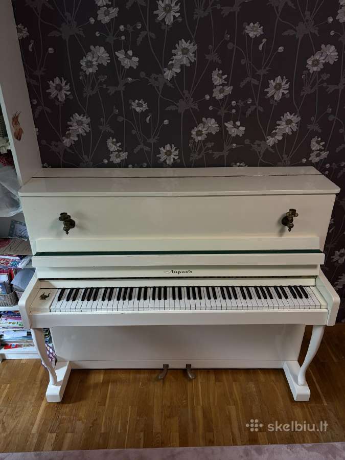 Baltas pianinas lyrika