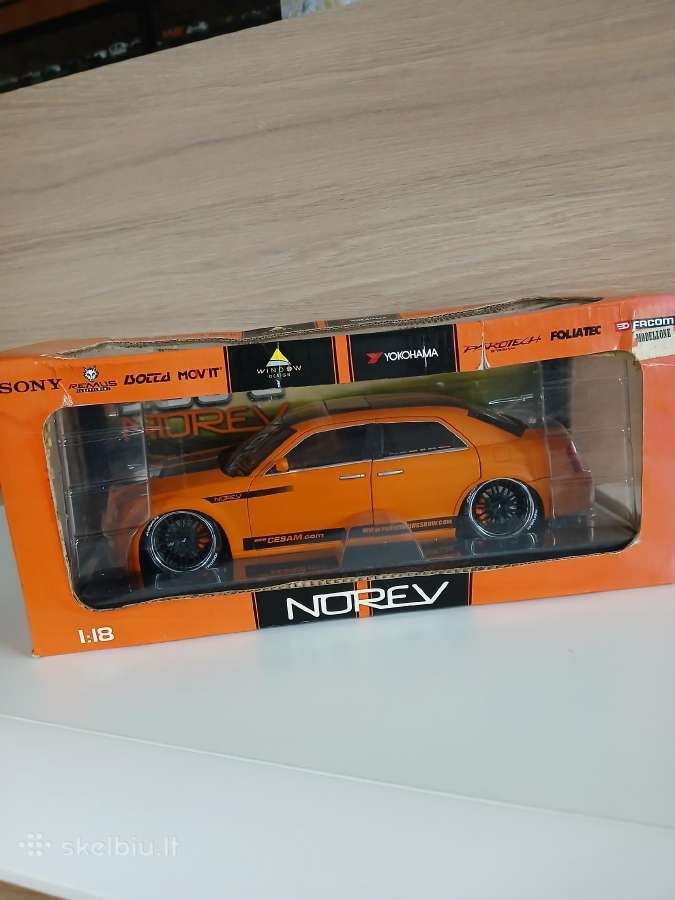 Chrysler 300 c Hemi Dcc 1:18
