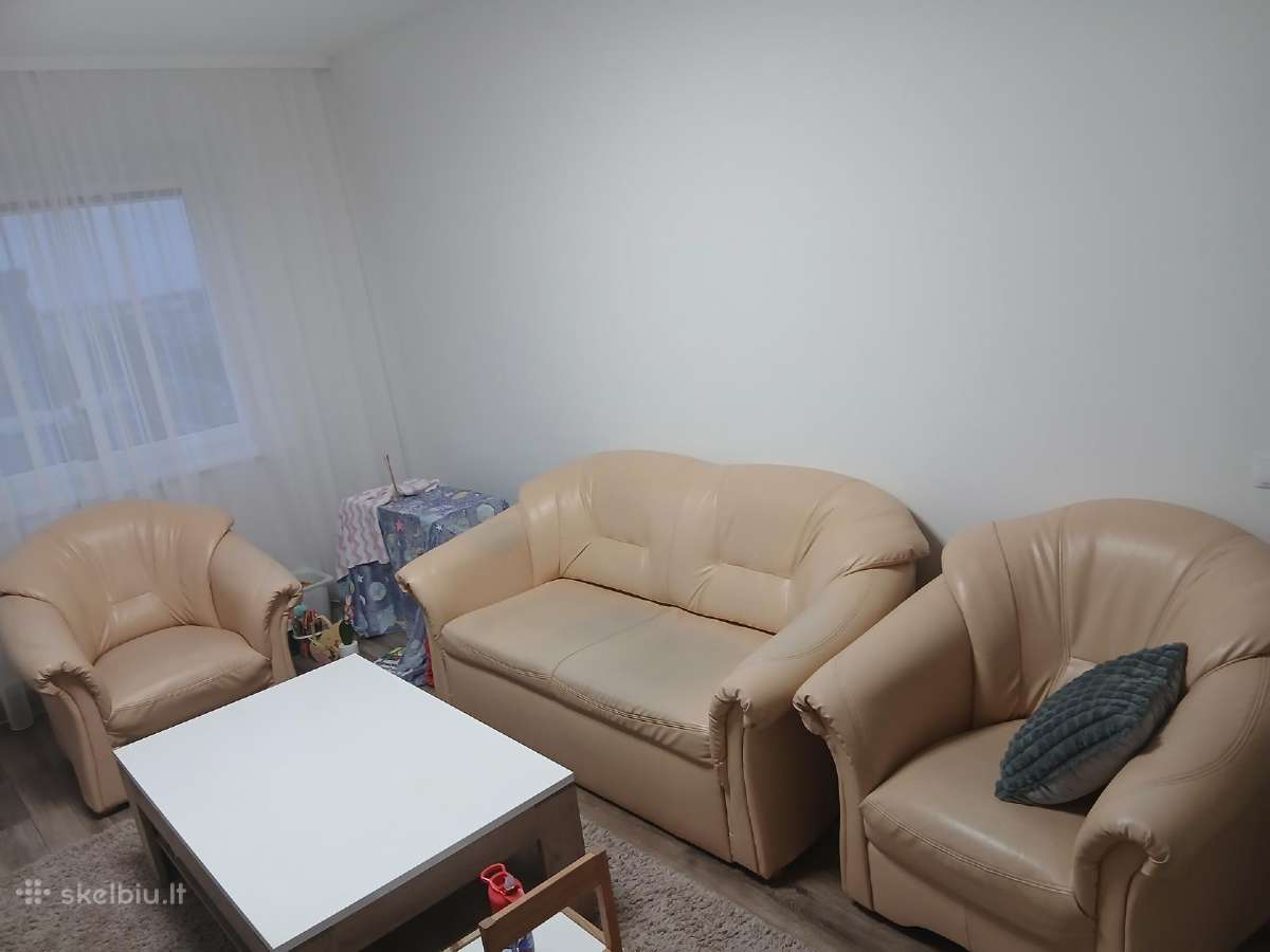 Parduodamas odinia sofa su fotiliais