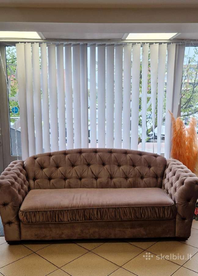 Pelenų rožės spalvos minkštutė sofa