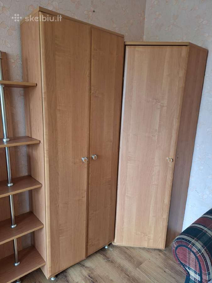 Spinta naudota su komoda ir lentynomis.