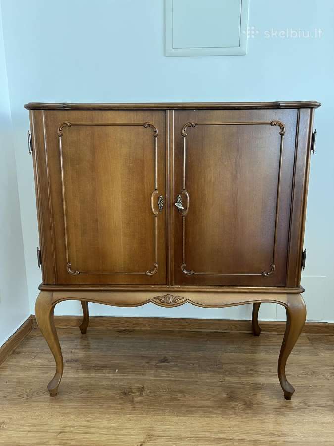 Elegantiška klasikinio stiliaus komoda su veidrodž