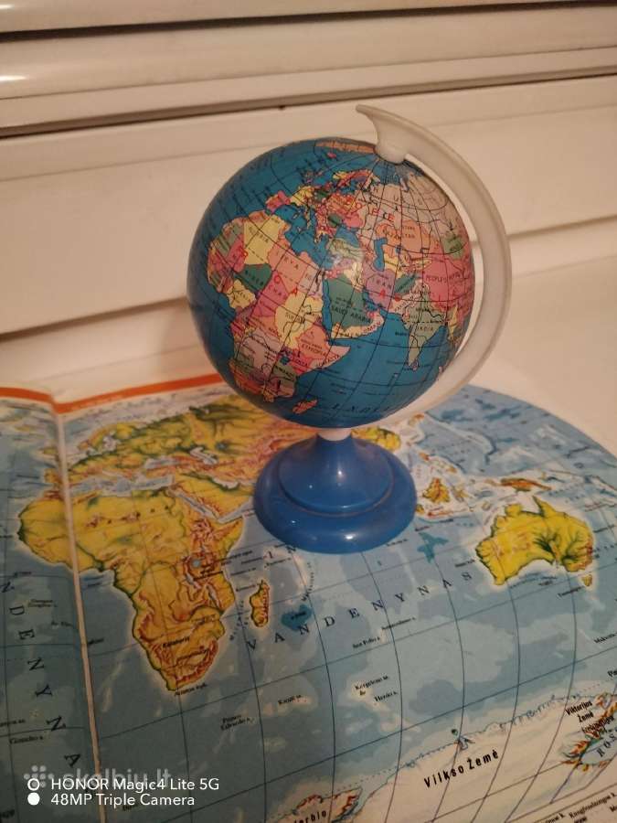 Gaublys su Pasaulio atlasu - nuotraukos Nr. 2