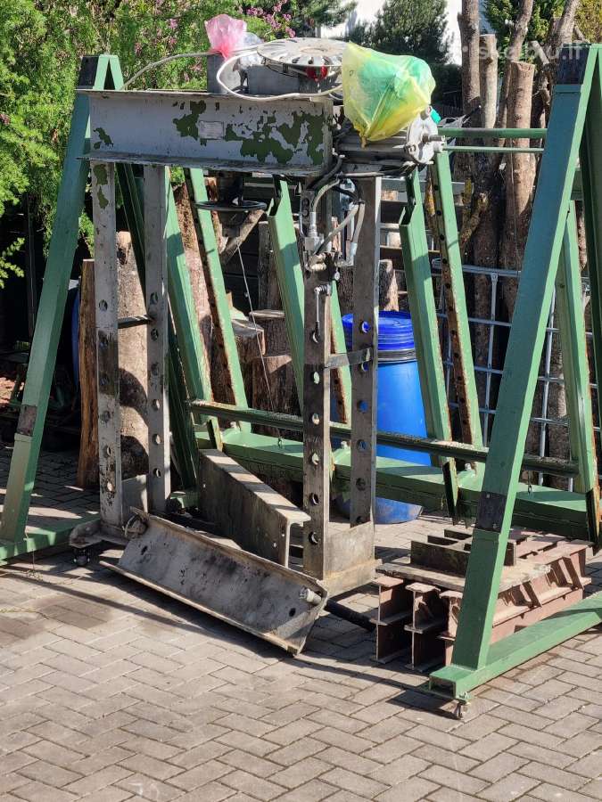 Hidraulinis 40t. presas naud. kalvio su stotele