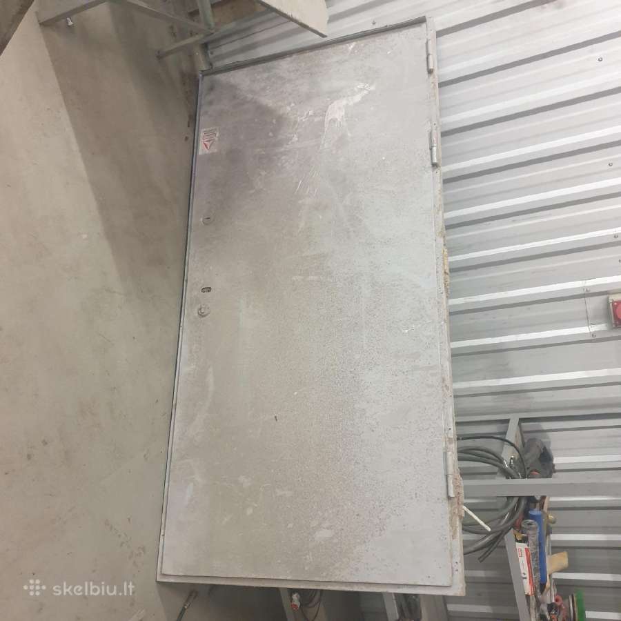 Pigiai parduodu metalines duris su stakta