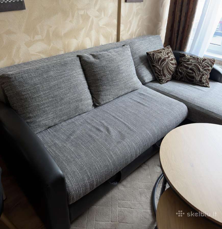 Sofa su miegama dalimi