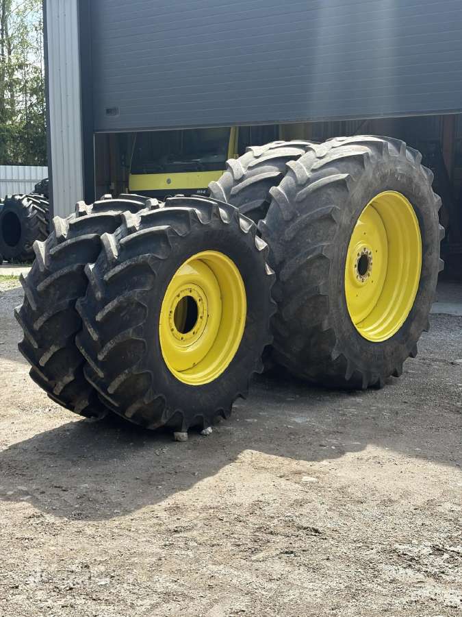 520/70/r38 ir 420/70/r28 Ratai su padangomis