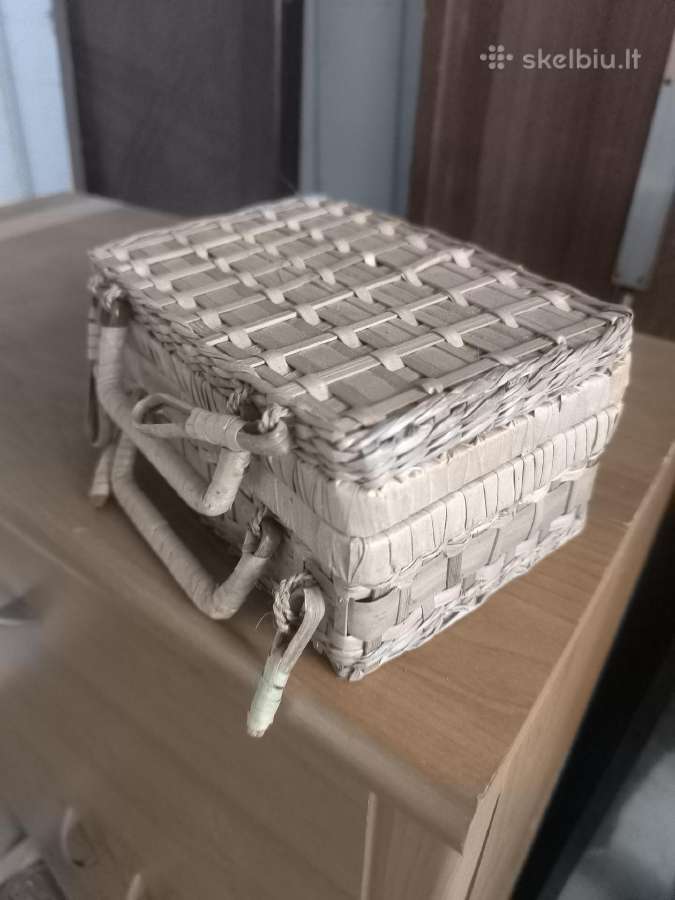 Pintas lagaminėlis (dėžutė) su rankena.