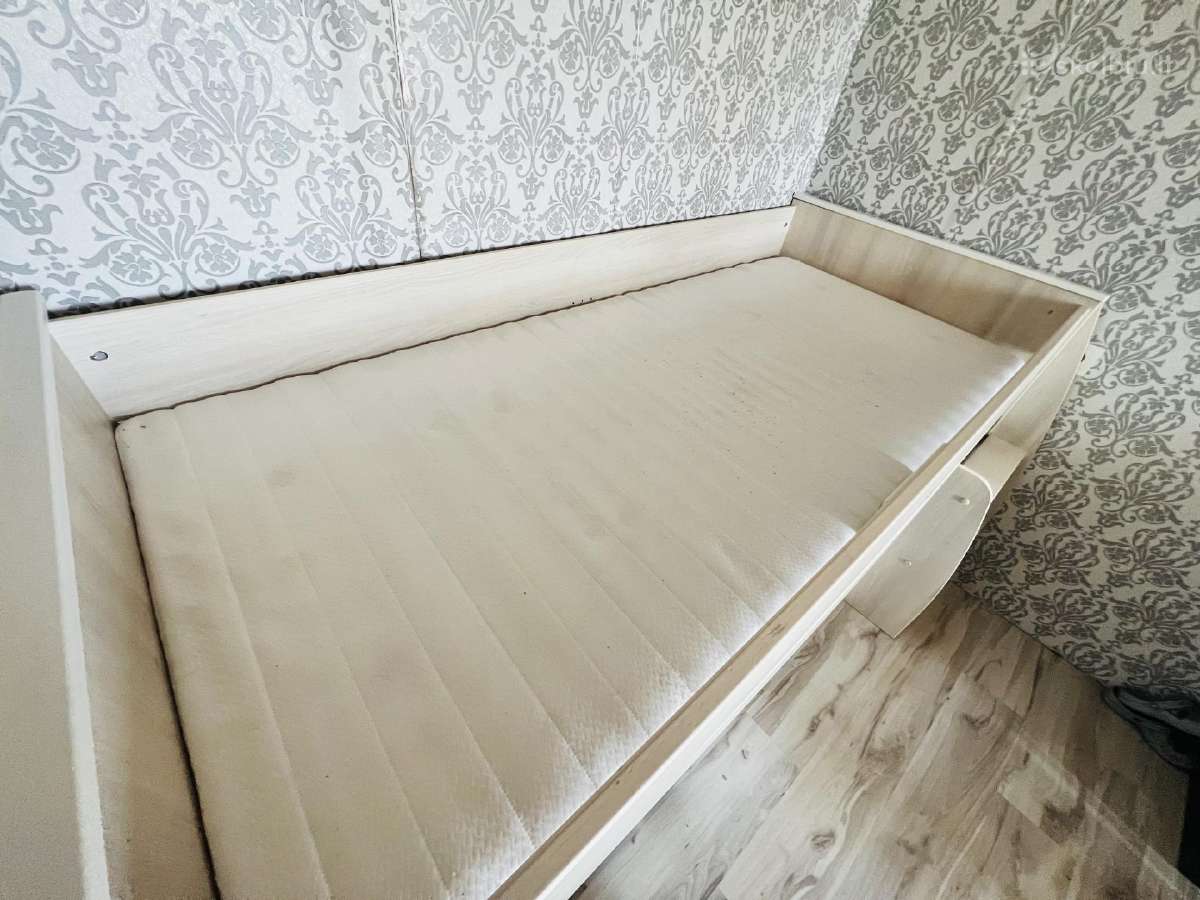 Parduodama dviaukste lova su stalu ir spintele - nuotraukos Nr. 3