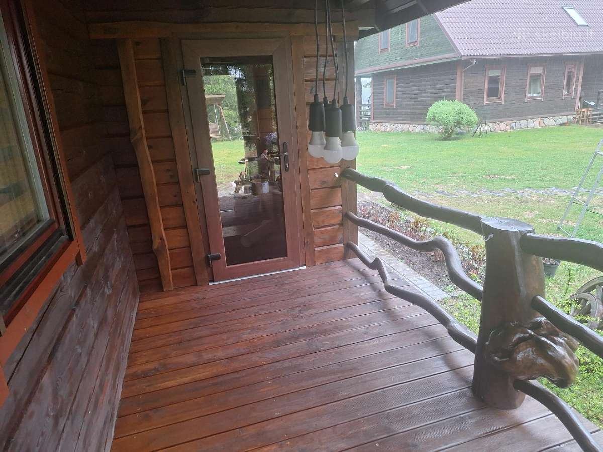 Medinių ir rąstiniu namų paviršių dažymas