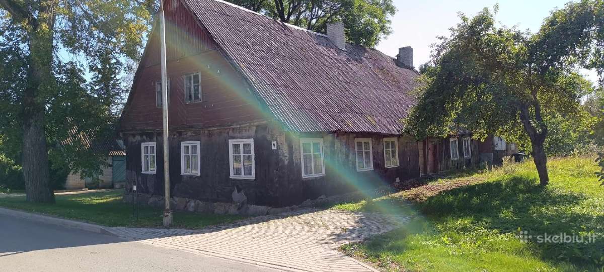 Skuodo rajone Mosėdžio miestelyje centre.