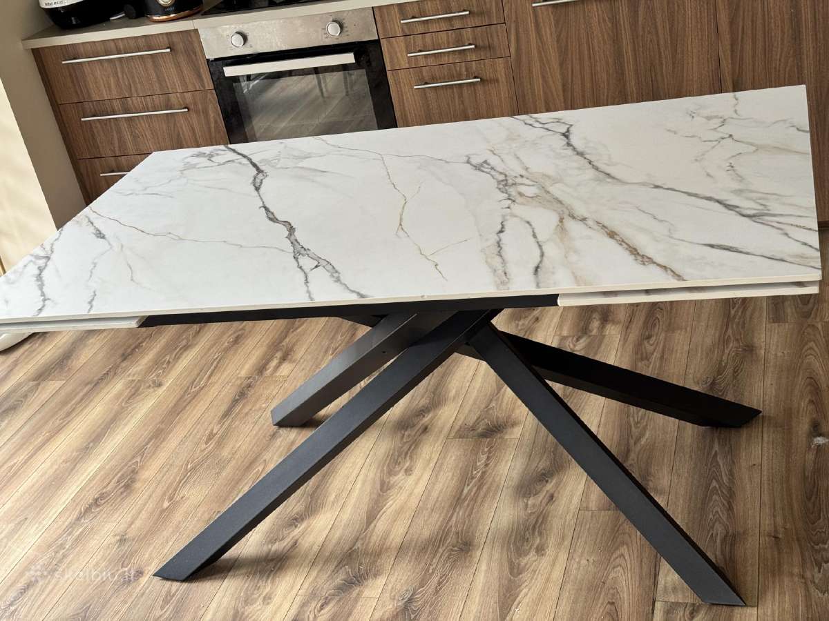 Išskleidžiamas valgomojo stalas 165 eur