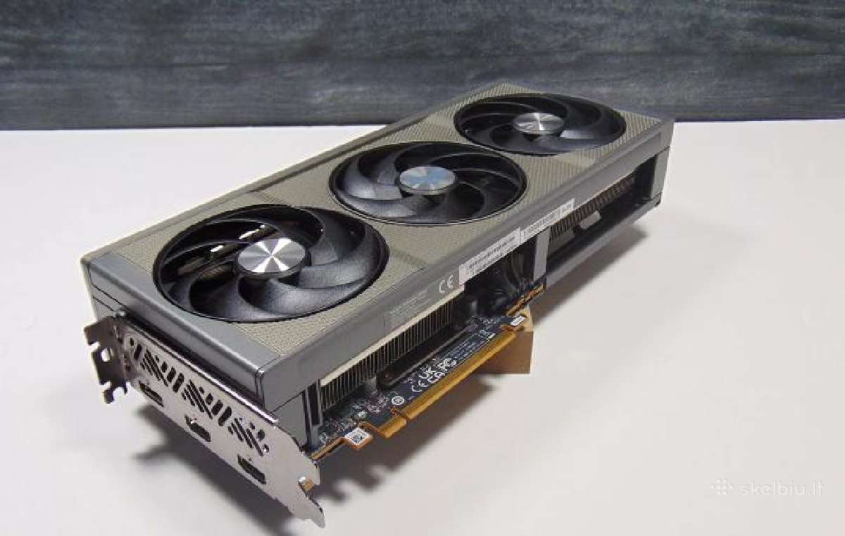 Sapphire nitro + rx 7700 XT