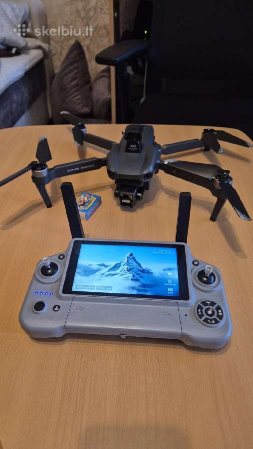 Įspūdingai atrodantis dronas su 3 ašių stabilizato