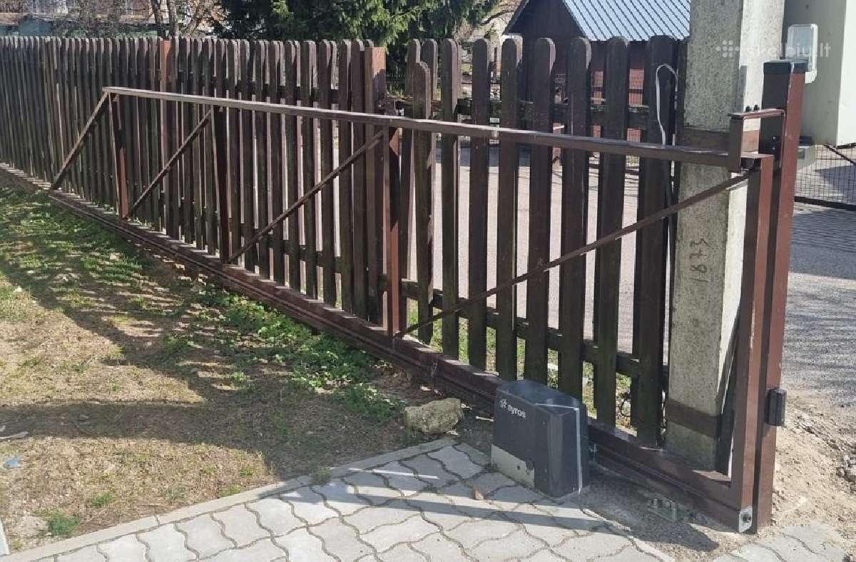 Stumdomi metaliniai vartai su automatika