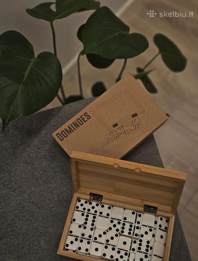 "Dominoes" -stalo žaidimas