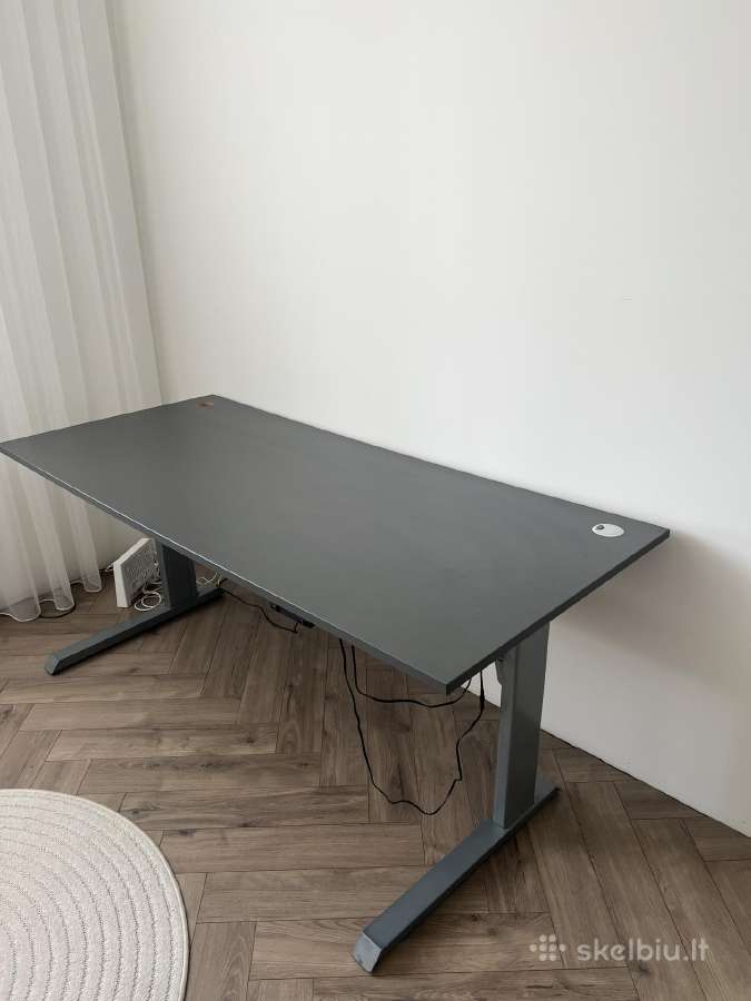 Rašomasis stalas su reguliuojančiu aukščiu