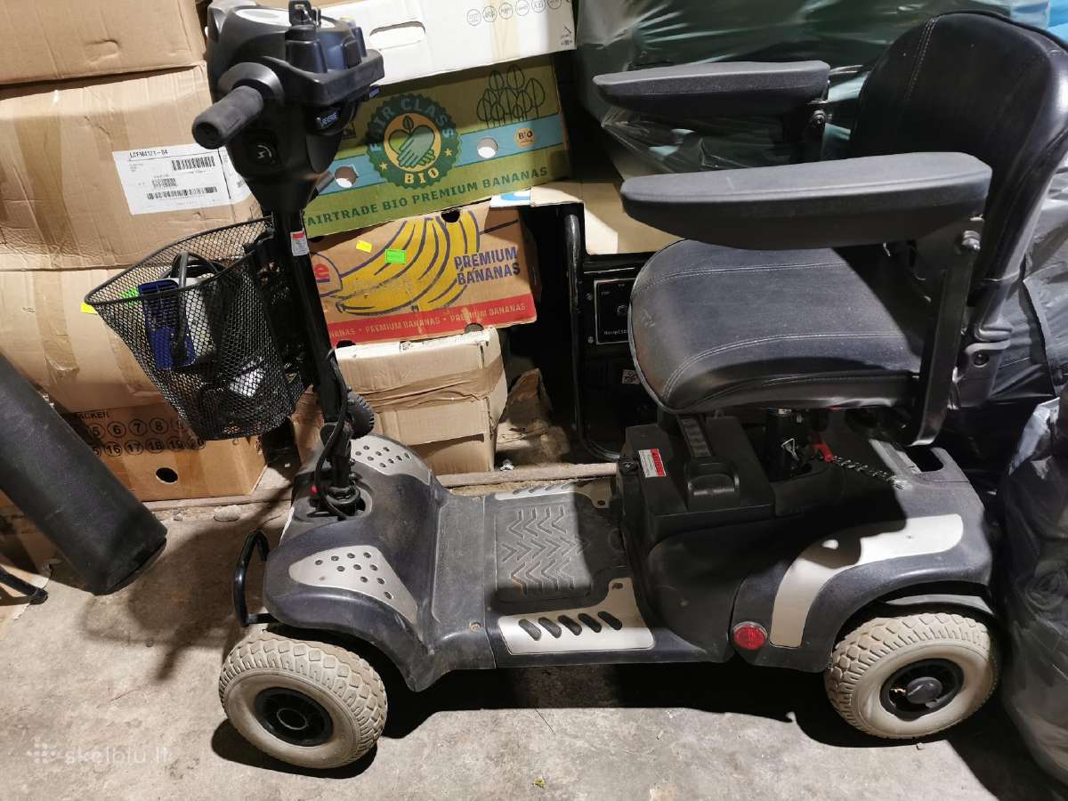 Elektrinis neigalioio vezimelis, scooteris.
