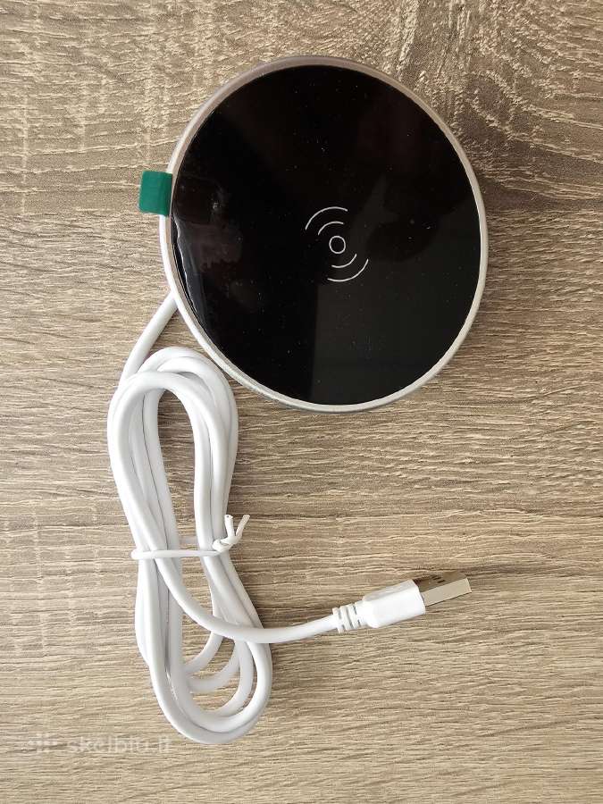 Bevielis telefono kroviklis prie stalo