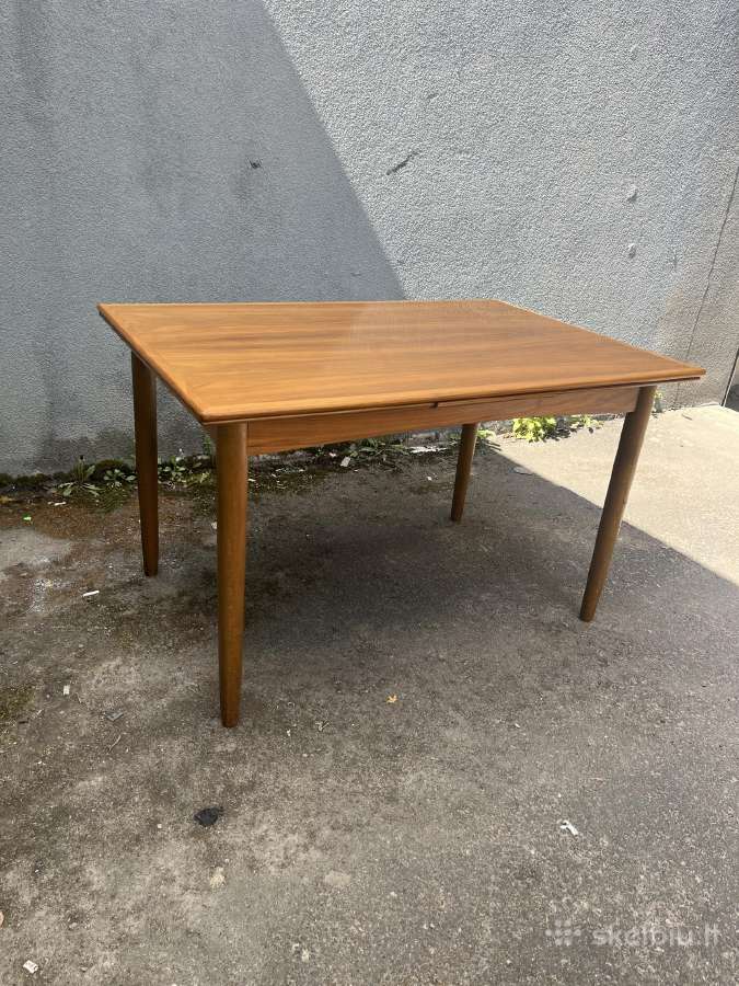Mid-century valgomojo stalas