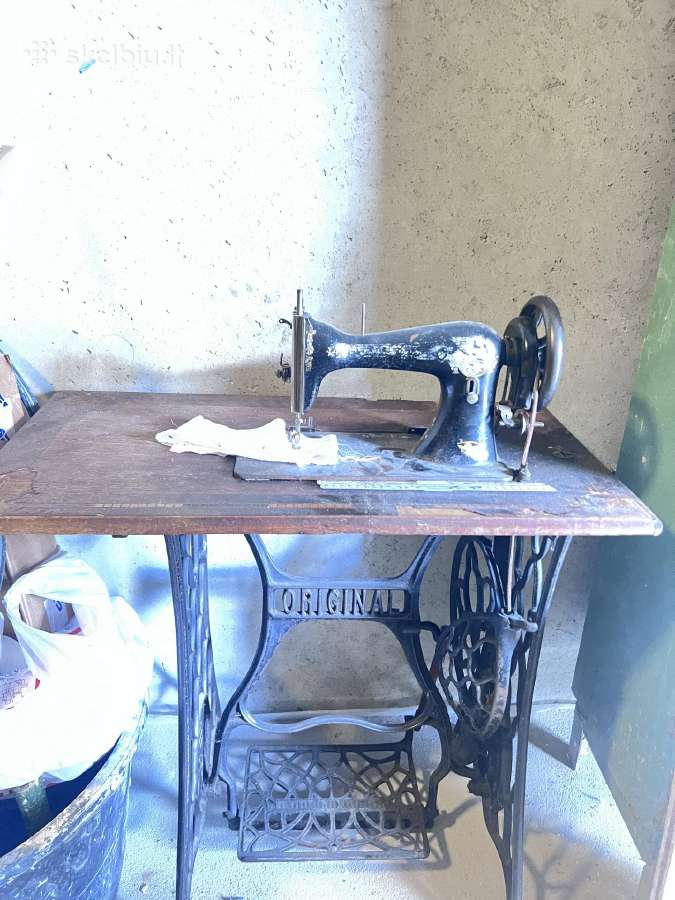Senovine siuvimo masina su veikianciu mechanizmu