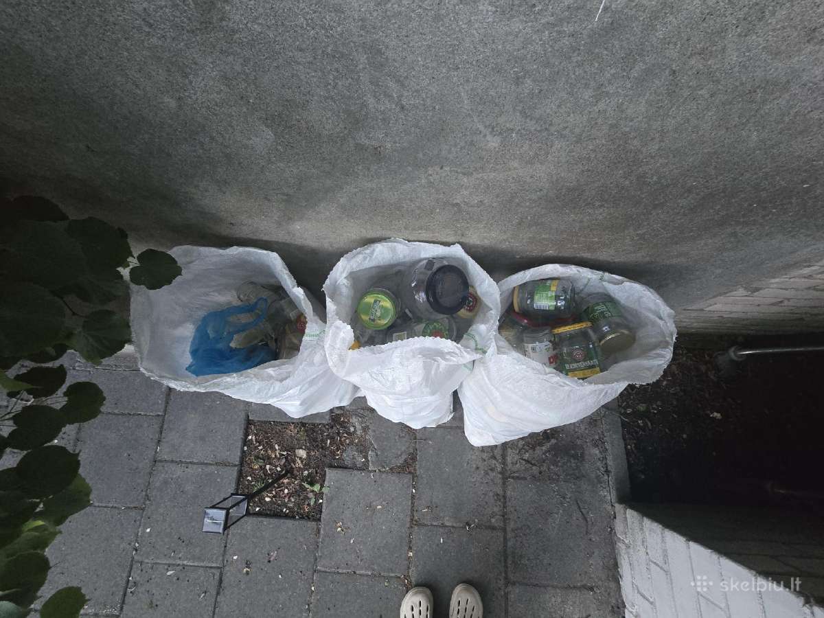 Įvairių dydžių indai su dangteliais. Nemokamai