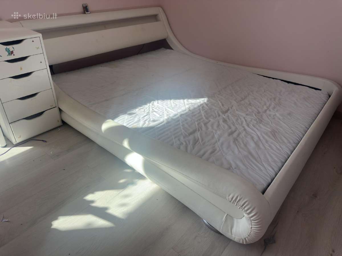 Lova su čiužiniu