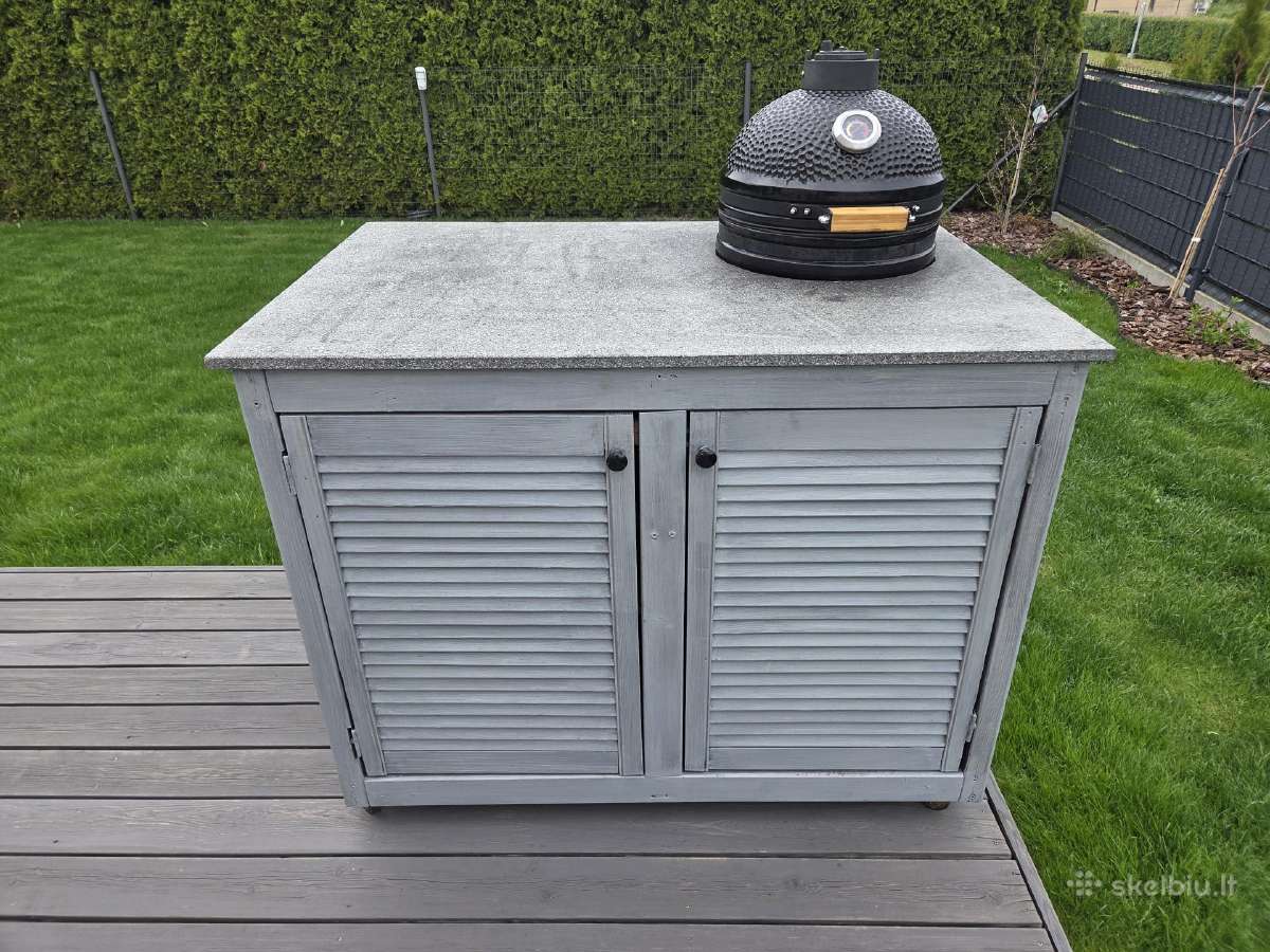Kamado minimo kepsninė su stalu.