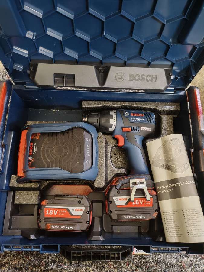 Bosch Gsr 18v-ec su bevieliu pakrovėju,baterijomis