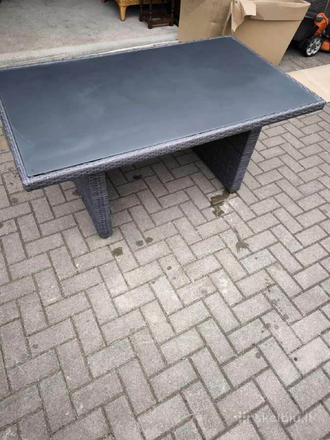 Lauko baldu stalas