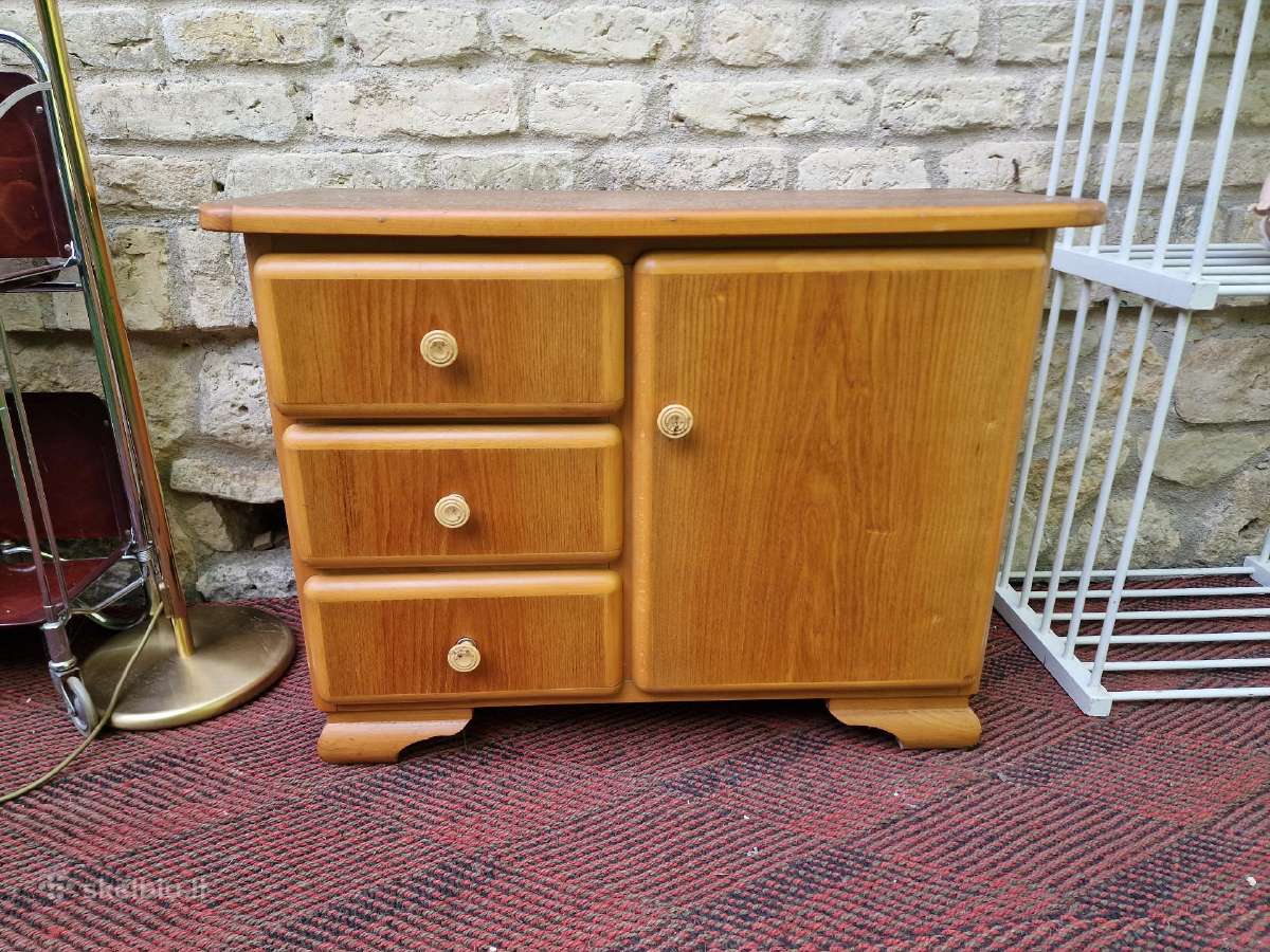 Vintažinė mid century medžio masyvo spintelė