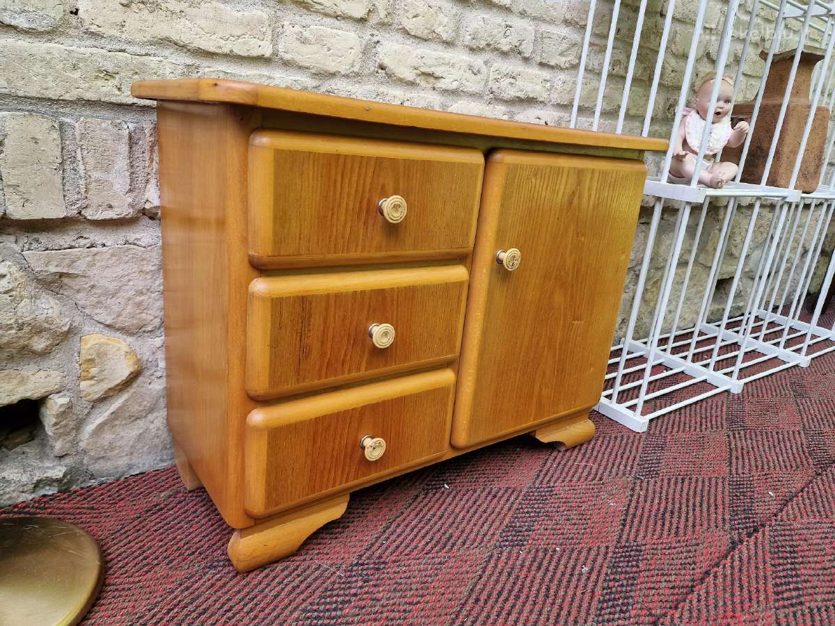Vintažinė mid century medžio masyvo spintelė - nuotraukos Nr. 4
