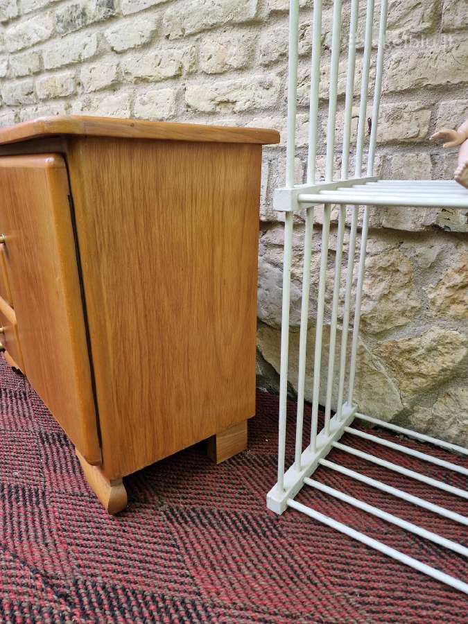 Vintažinė mid century medžio masyvo spintelė - nuotraukos Nr. 5